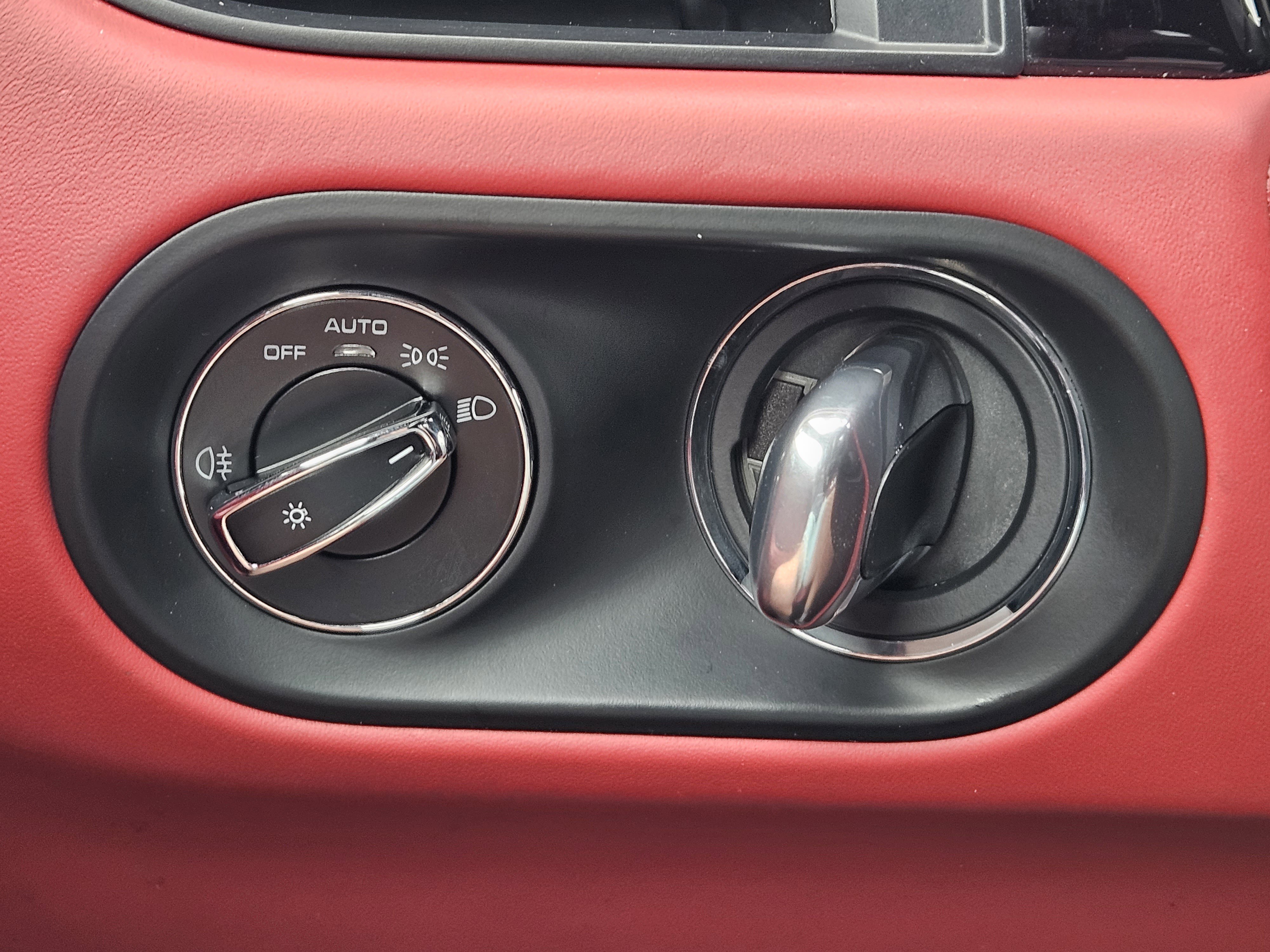 Used 2021 Porsche Macan Turbo image 21