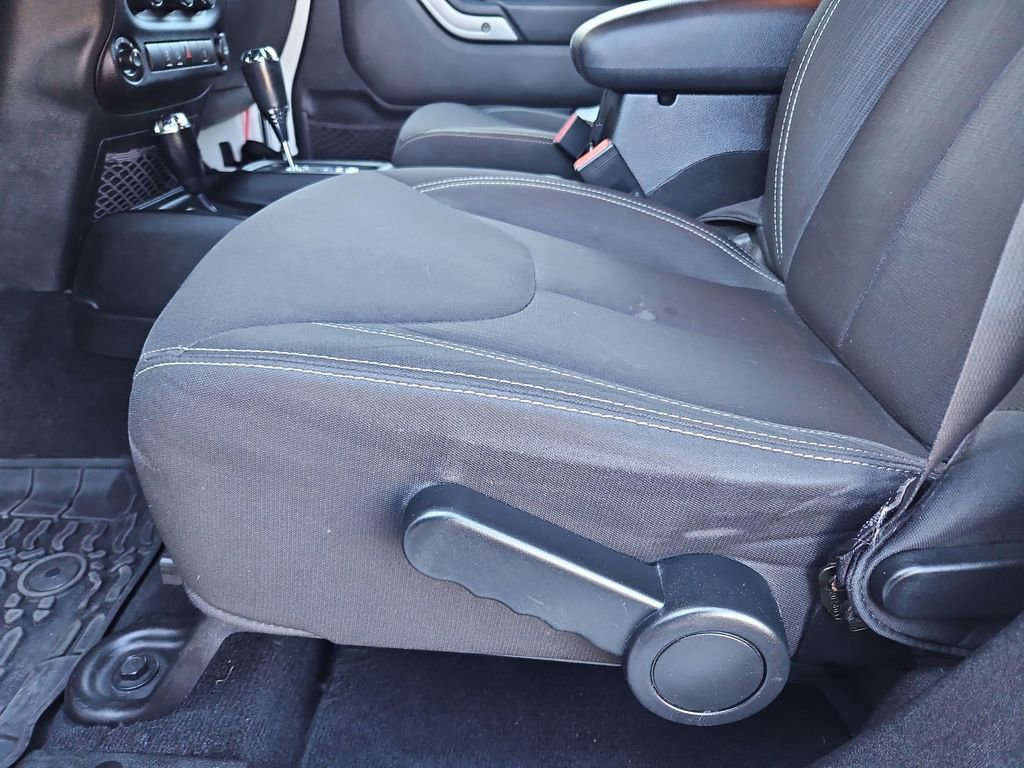 Used 2017 Jeep Wrangler Unlimited Rubicon w/ Connectivity Group image 22