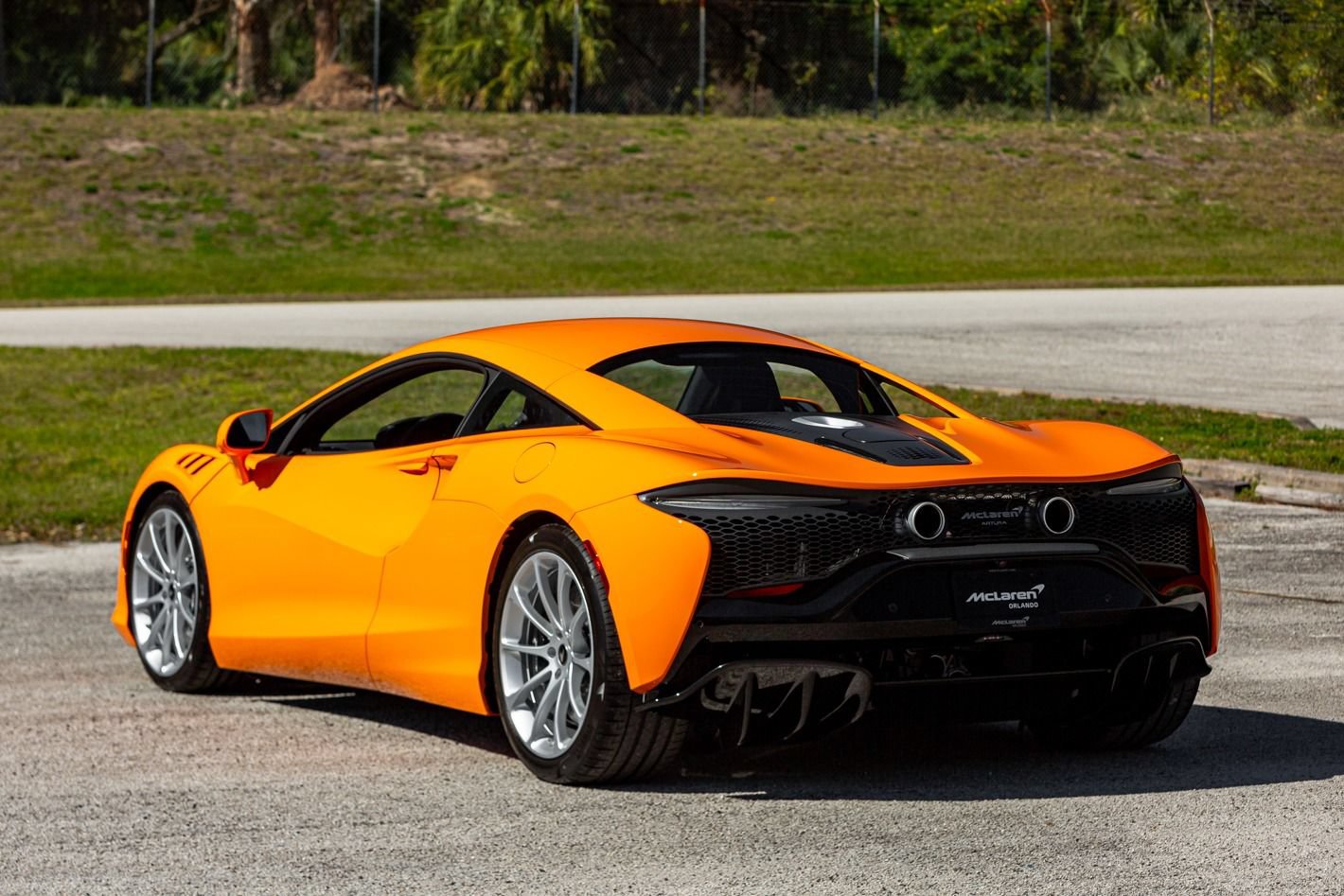 Used 2024 McLaren Artura RWD image 25