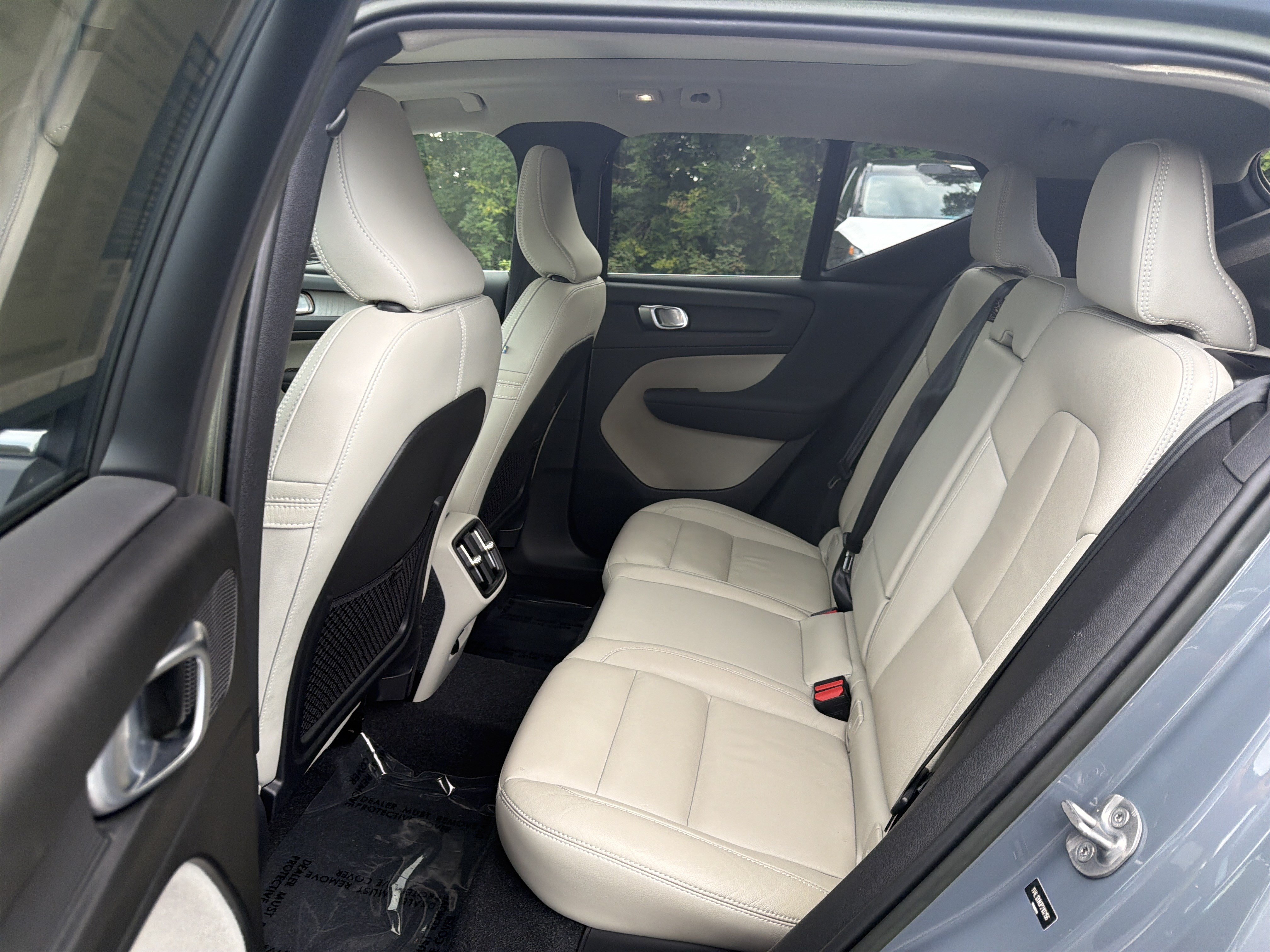 Certified 2023 Volvo XC40 B5 Plus w/ Protection Package Premier AWD/4WD image 32