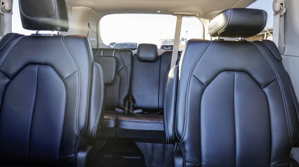 Certified 2023 Chrysler Pacifica Touring-L image 26