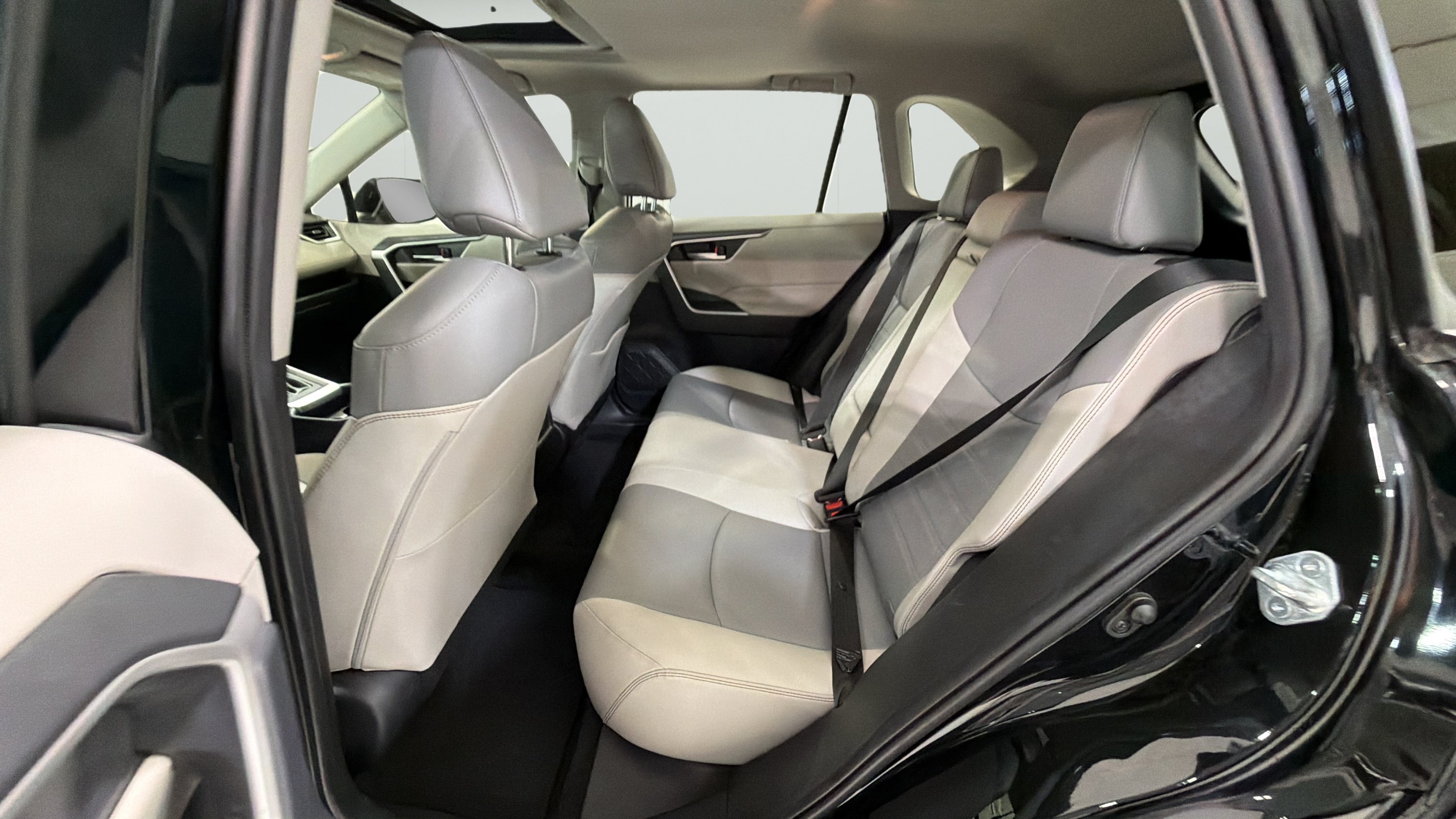 Used 2019 Toyota RAV4 XLE Premium AWD/4WD image 19