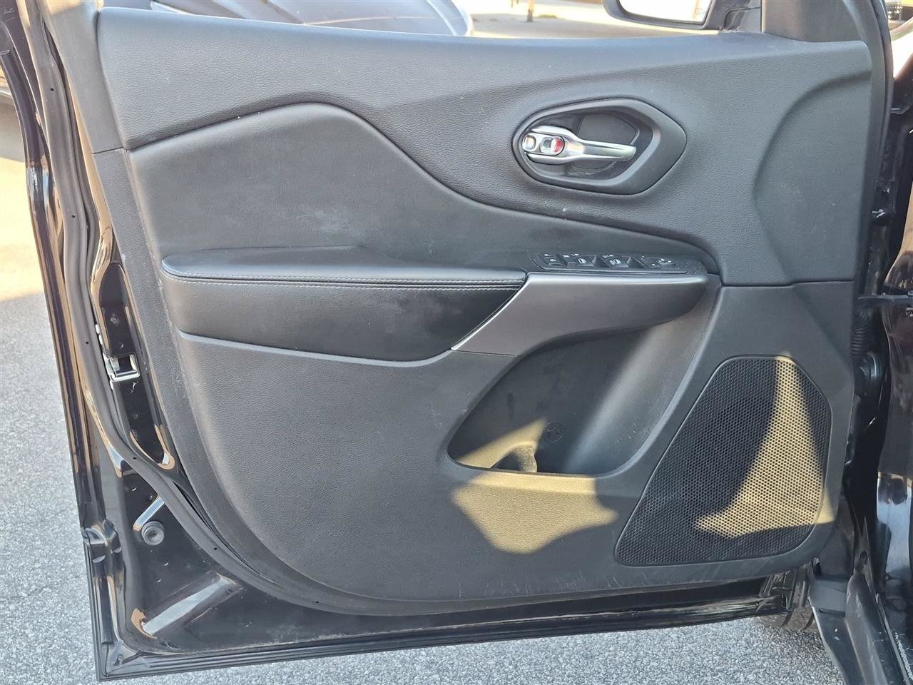 Used 2019 Jeep Cherokee Latitude w/ Popular Appearance Group FWD image 12