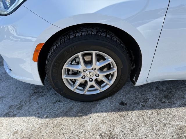Used 2024 Chrysler Pacifica Touring-L image 25