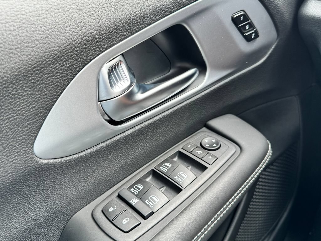 New 2026 Chrysler Pacifica Limited FWD image 27