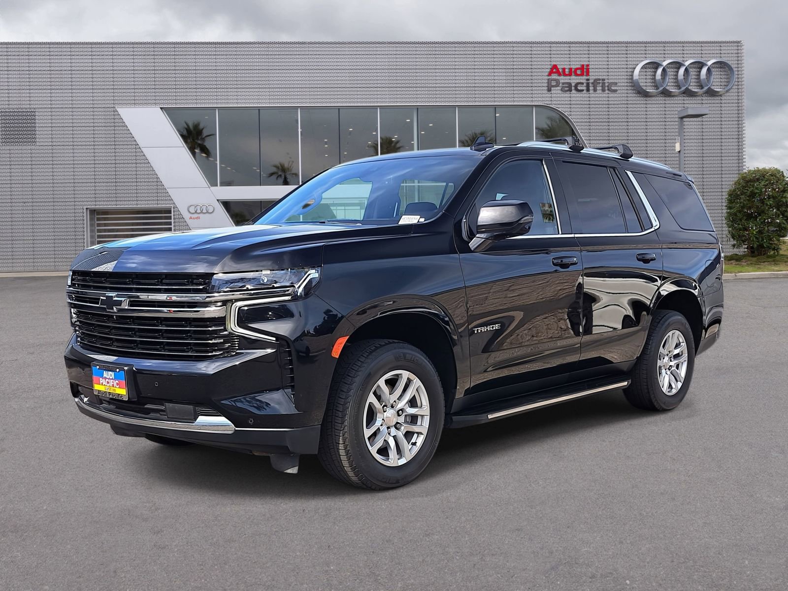 Used 2022 Chevrolet Tahoe LT w/ Luxury Package image 1