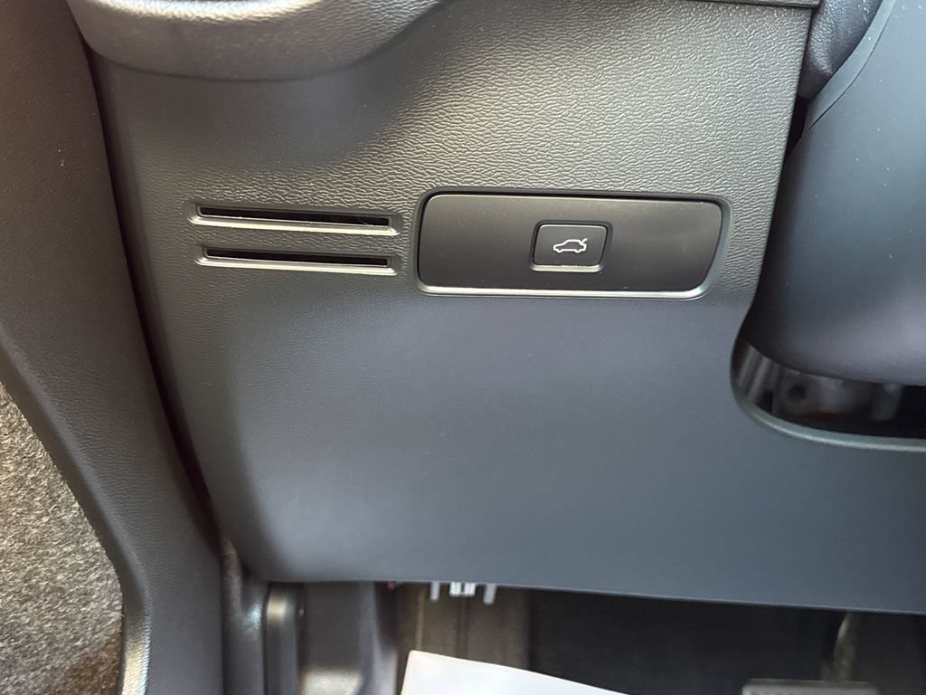 Used 2024 Volvo XC40 B5 Core AWD/4WD image 32