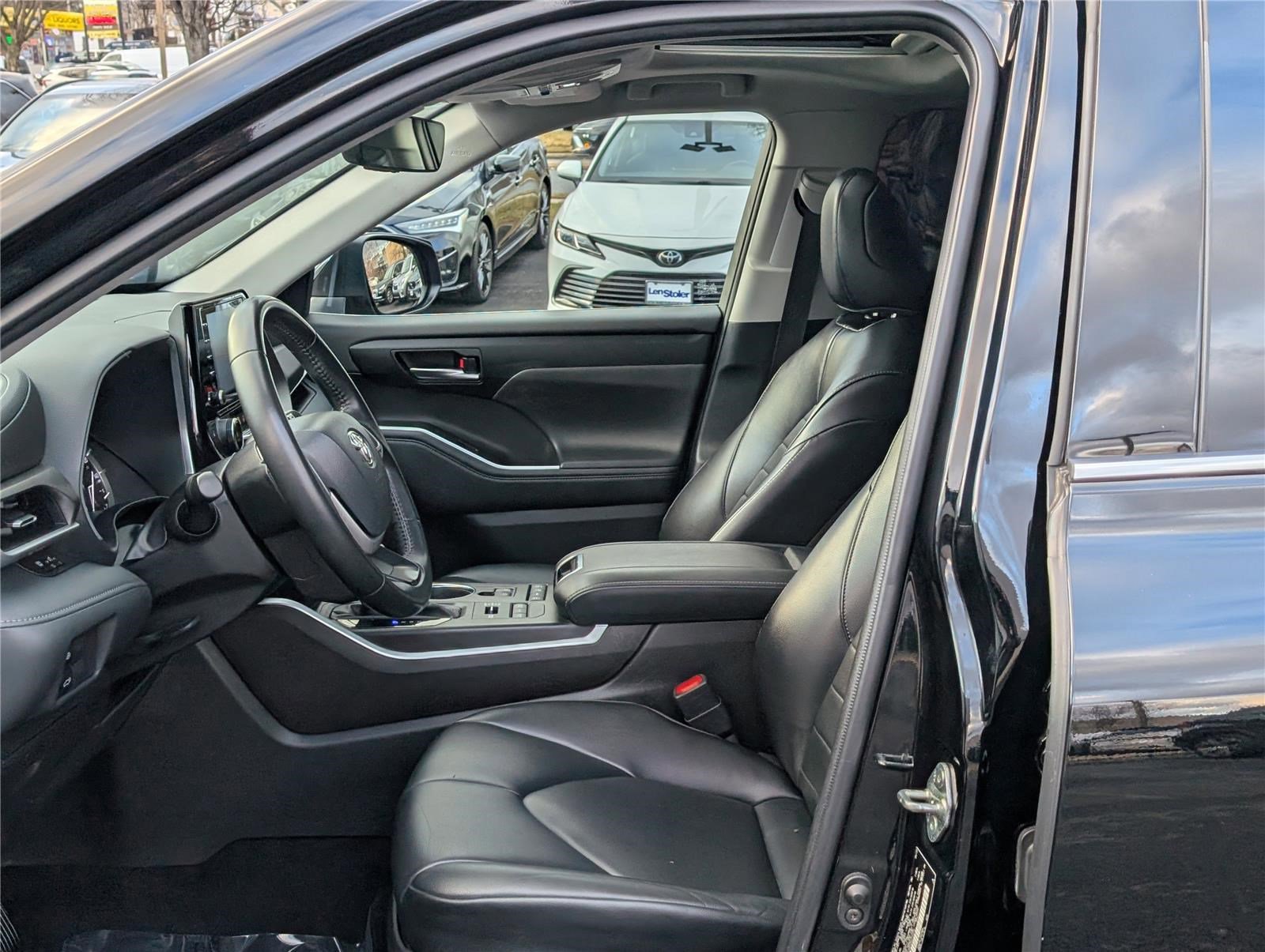 Used 2022 Toyota Highlander XLE image 17