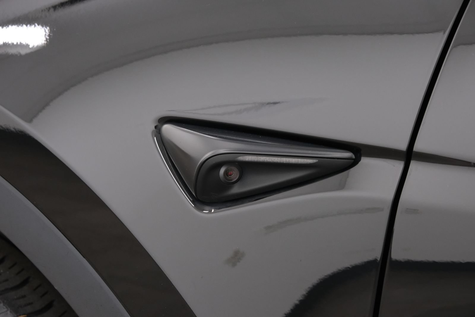 Used 2024 Tesla Model Y Long Range AWD/4WD image 3