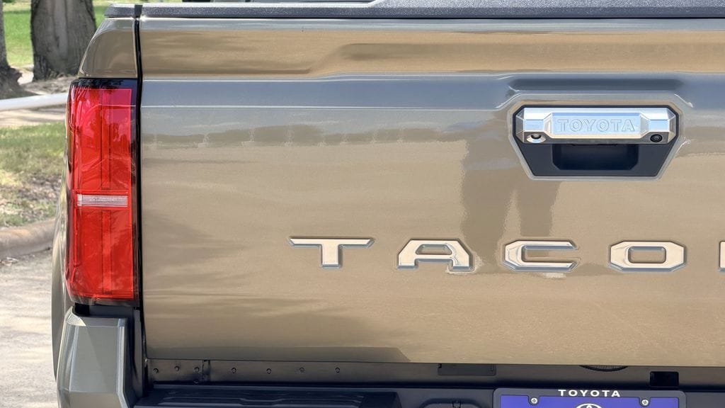 Used 2025 Toyota Tacoma Limited AWD/4WD image 9
