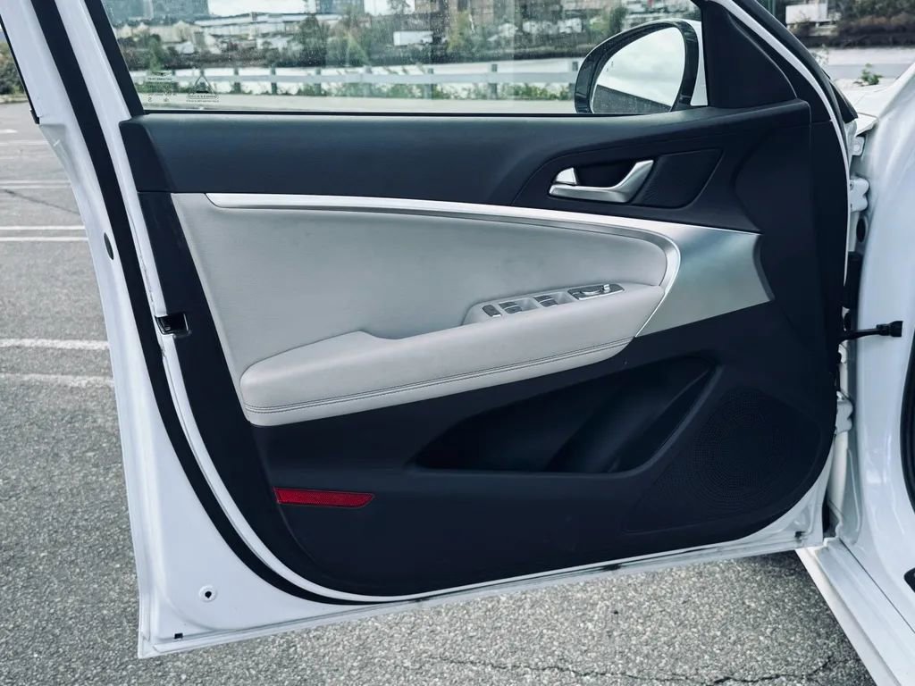 Used 2023 Genesis G70 2.0T image 7