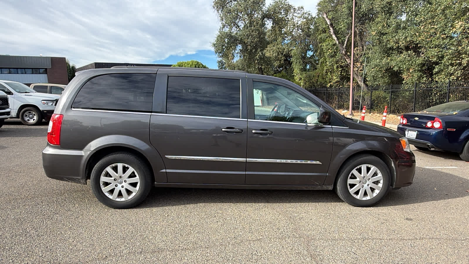 Used 2015 Chrysler Town & Country Touring FWD image 4