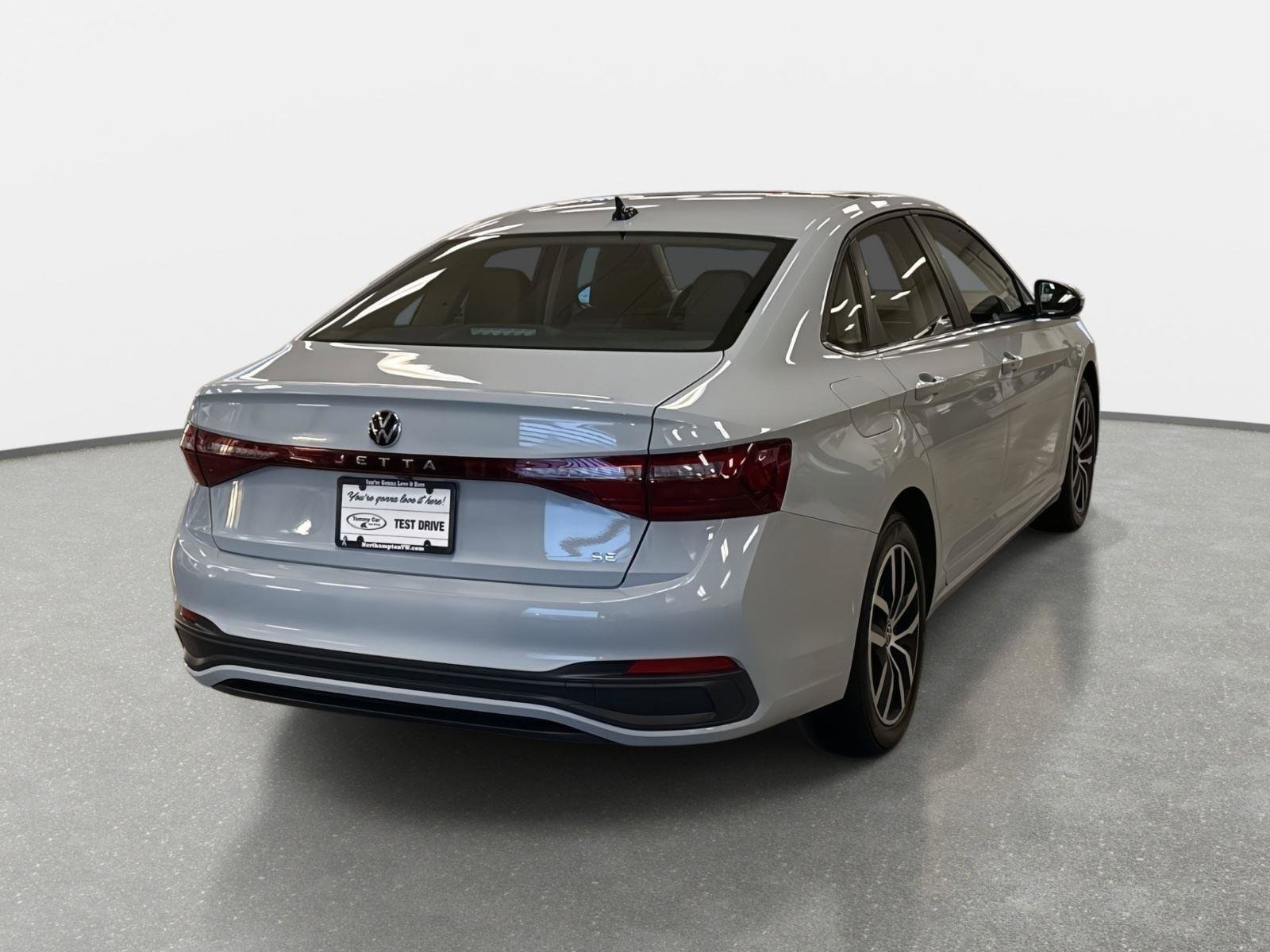 Used 2025 Volkswagen Jetta SE FWD image 5