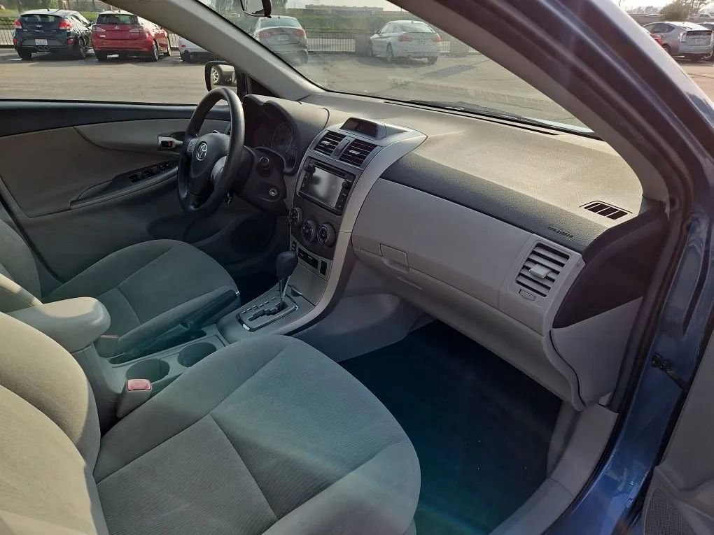 Used 2013 Toyota Corolla LE FWD image 9