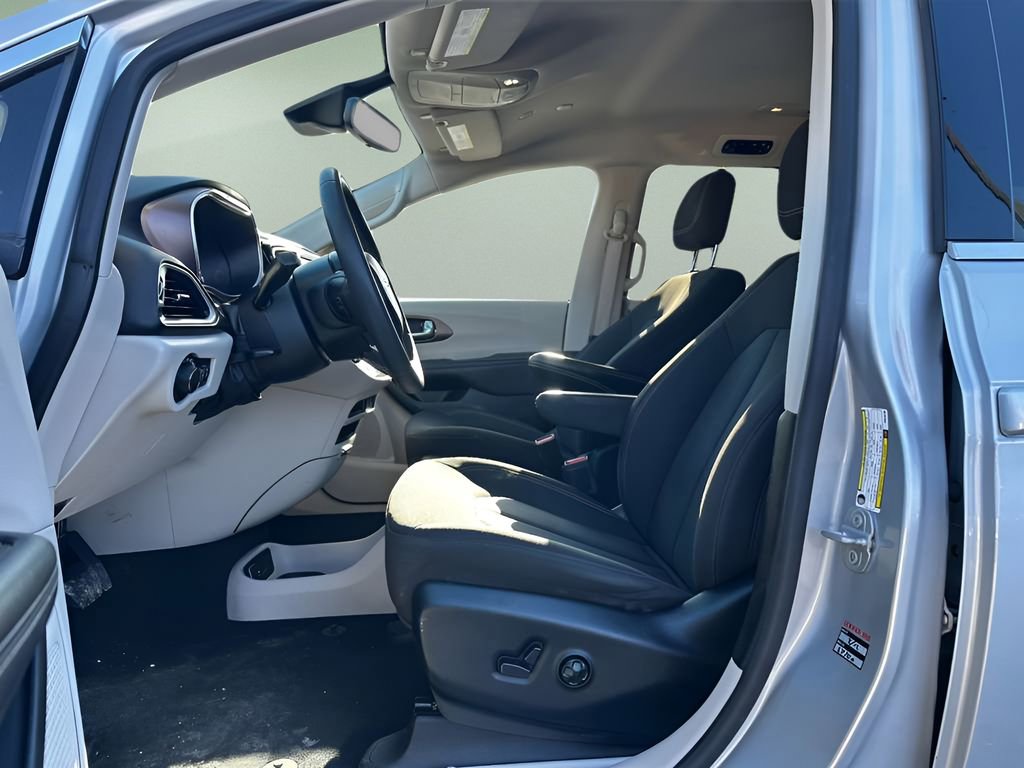 Used 2023 Chrysler Voyager LX image 26