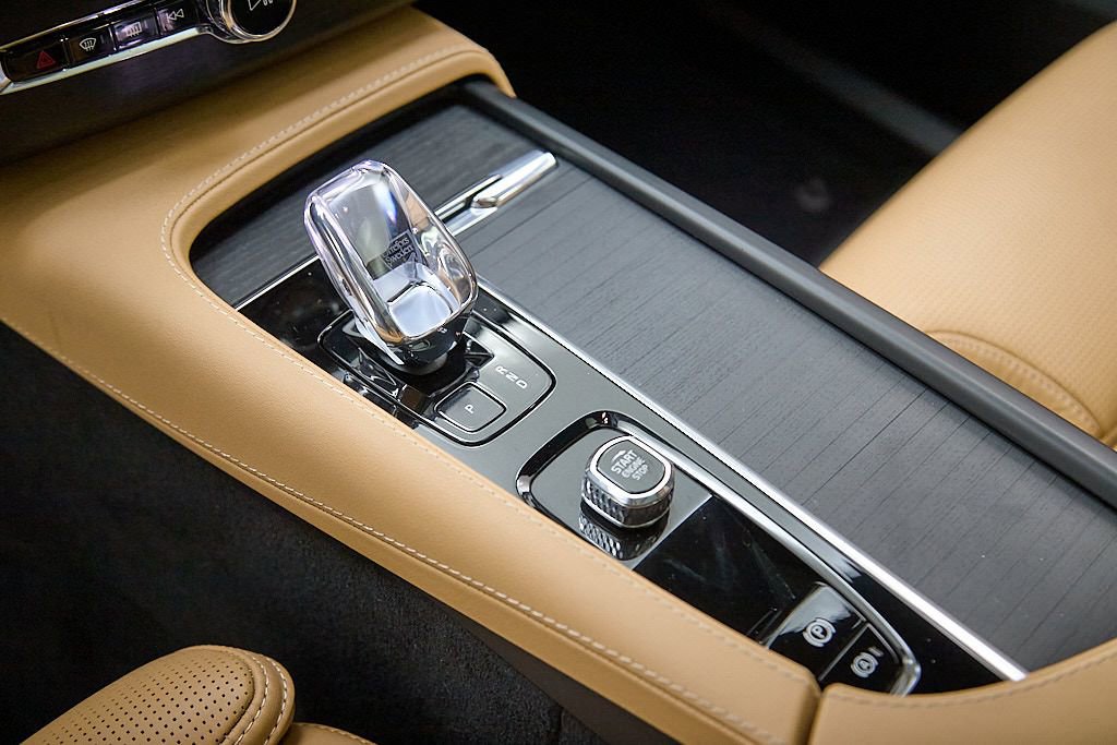 Certified 2024 Volvo XC90 B6 Ultimate w/ Lounge Package image 17