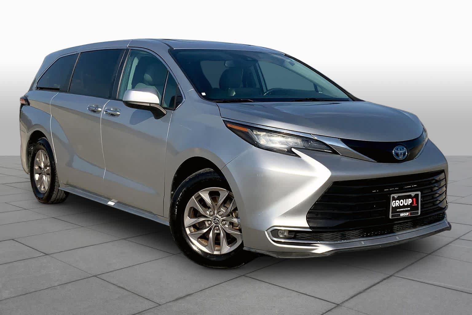 Used 2022 Toyota Sienna XLE FWD image 3