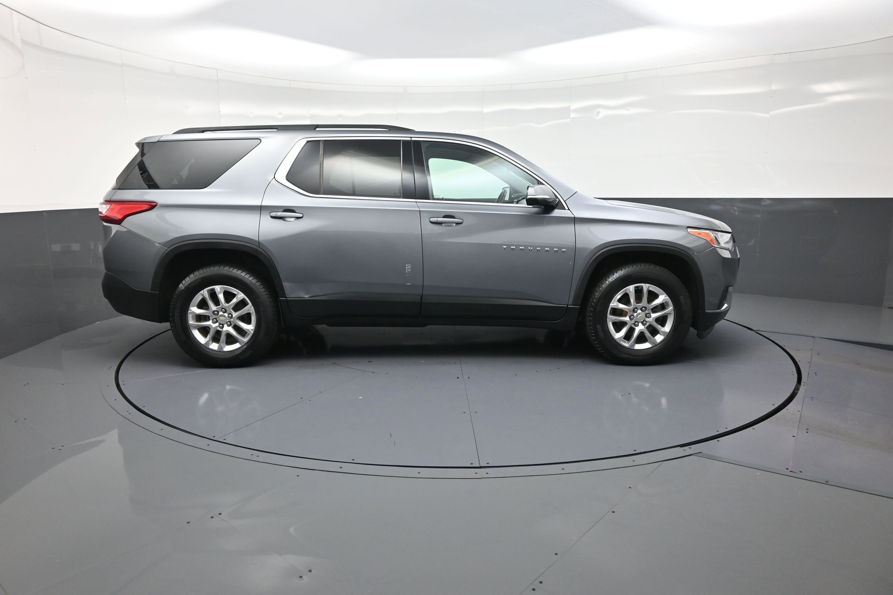 Used 2020 Chevrolet Traverse LT w/ LPO, Black Accent Package image 2