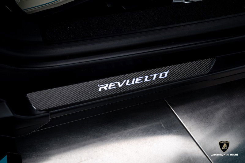 Used 2025 Lamborghini Revuelto image 50