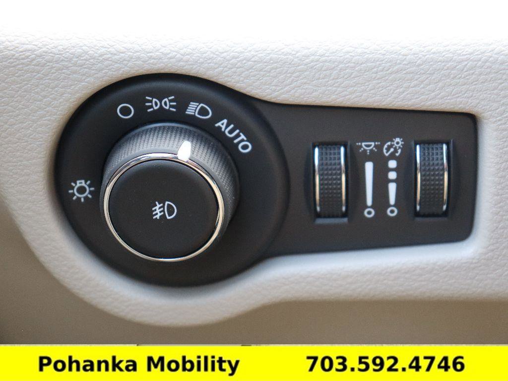 Used 2024 Chrysler Pacifica Touring-L image 17