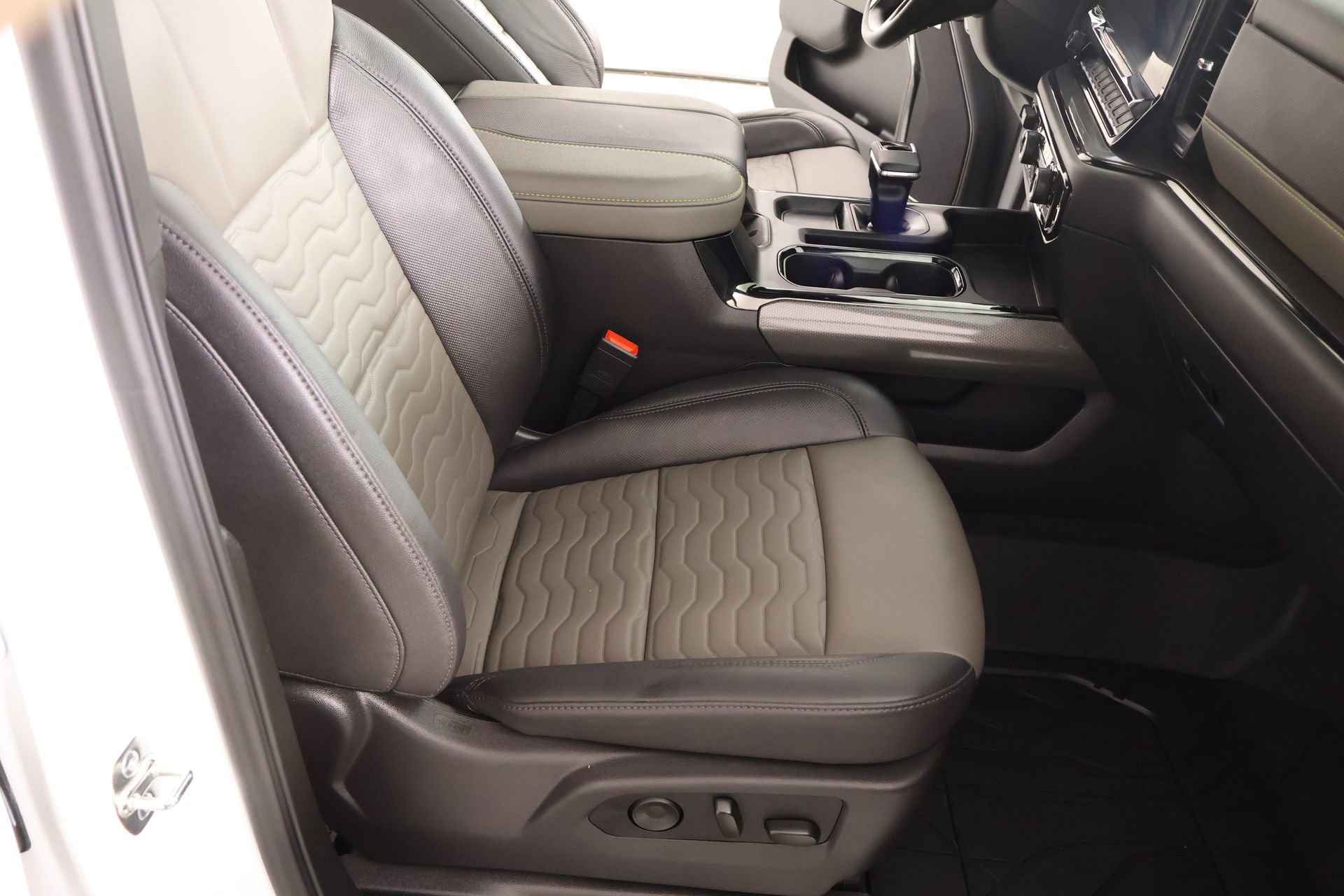 Used 2025 Chevrolet Silverado 1500 ZR2 w/ Technology Package image 15