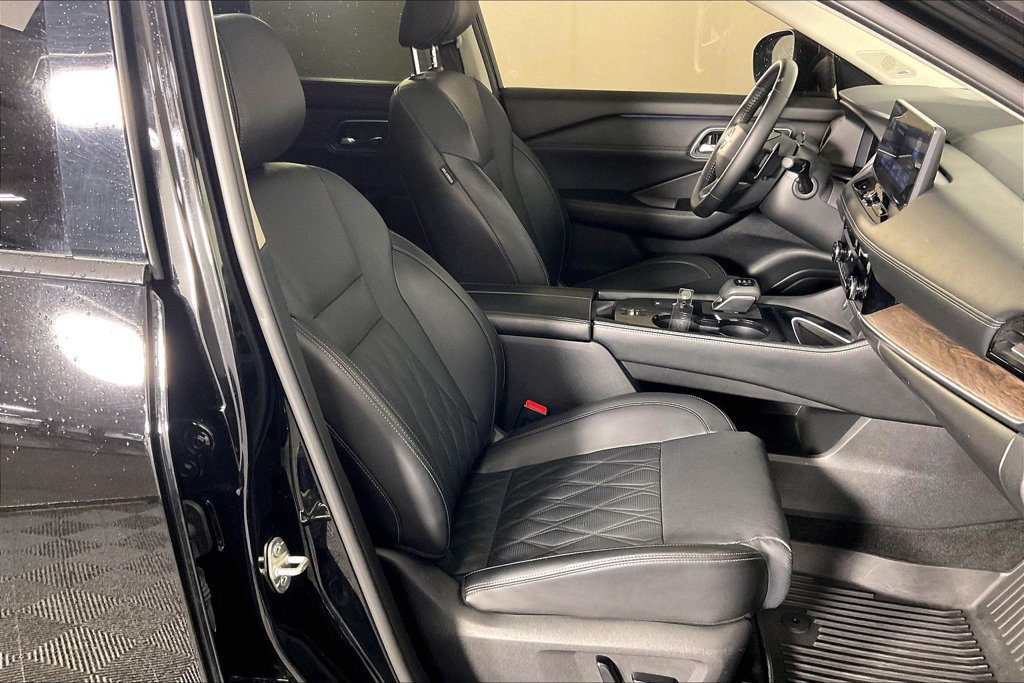Used 2025 Nissan Rogue Platinum w/ Tech Package FWD image 9