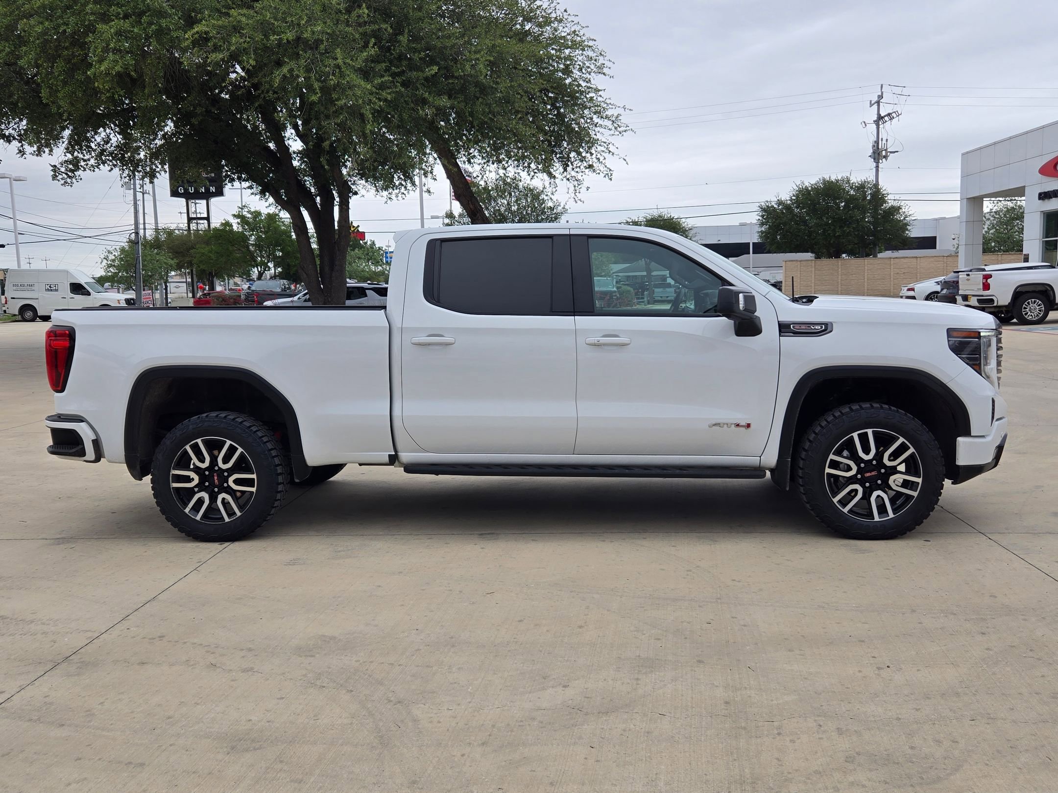 Certified 2023 GMC Sierra 1500 AT4 w/ Technology Package AWD/4WD image 8
