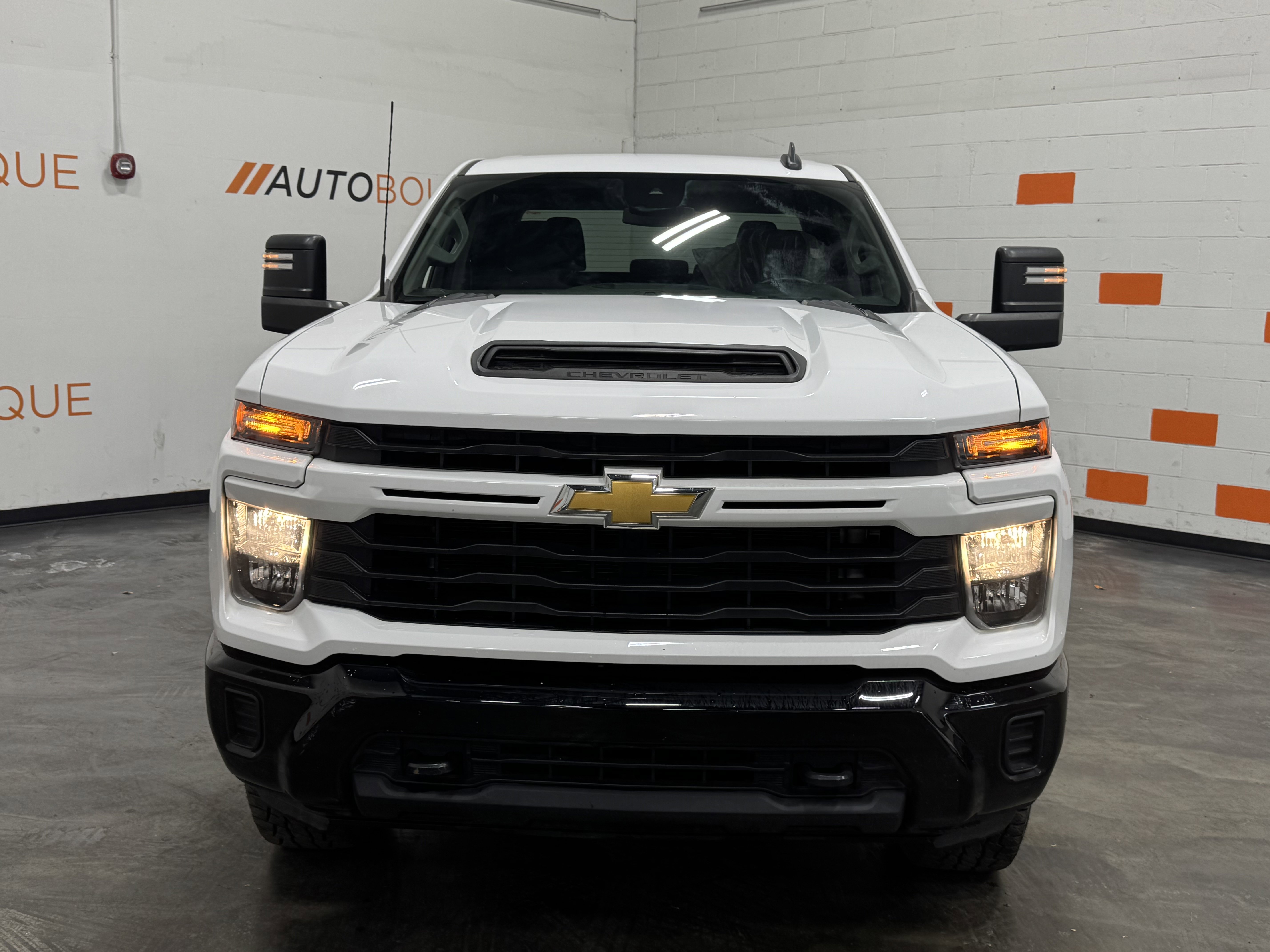 Used 2024 Chevrolet Silverado 2500 Custom w/ Custom Convenience Package image 3