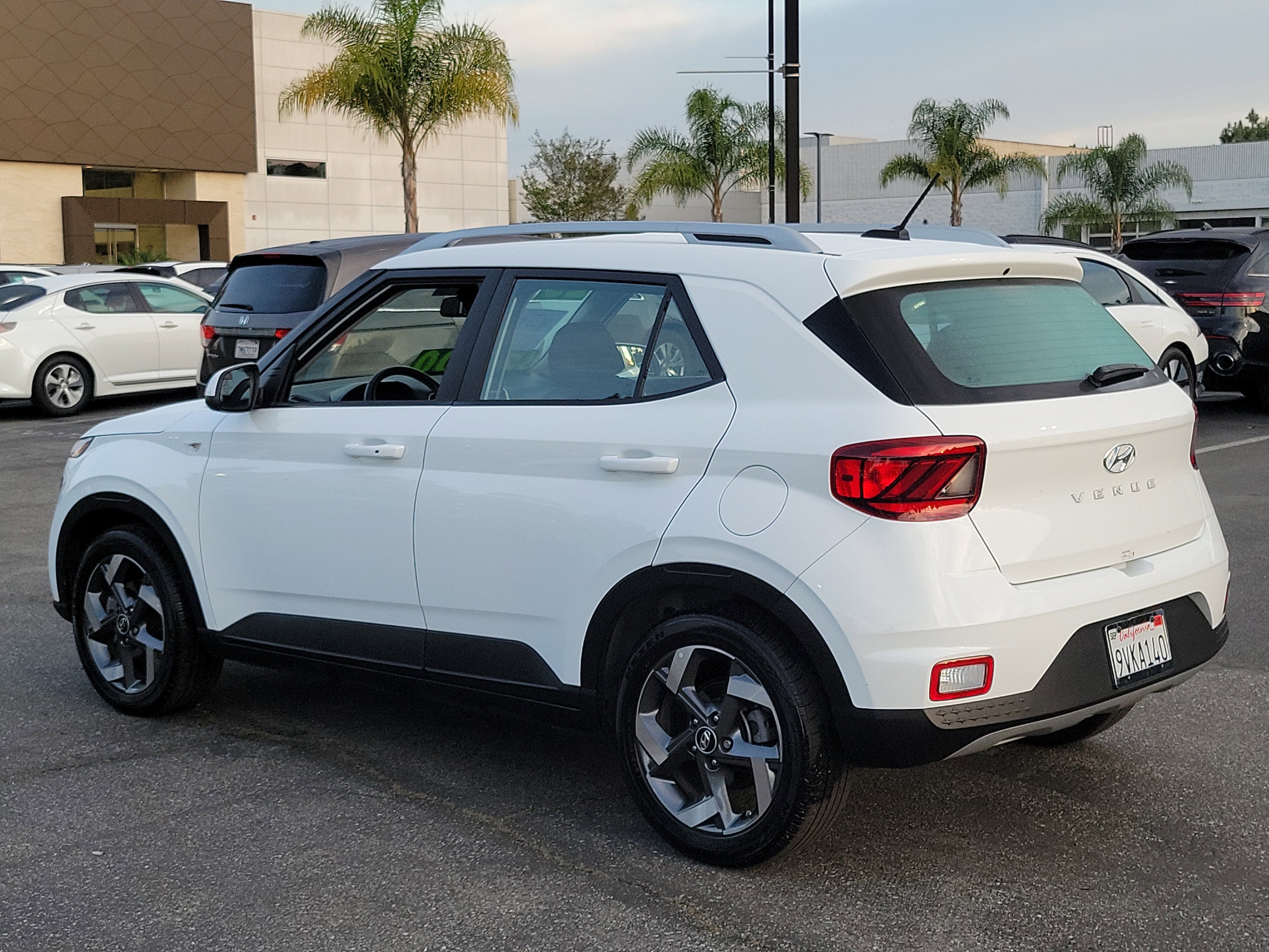 Certified 2025 Hyundai Venue SEL image 30