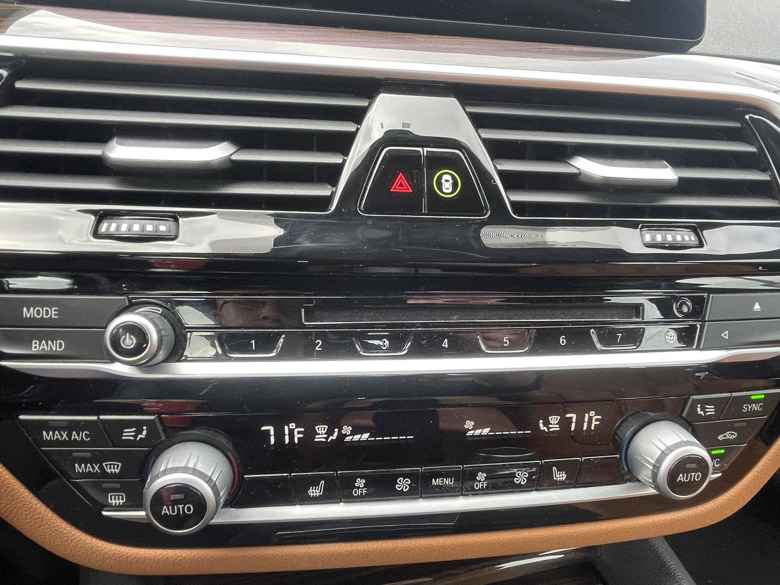 Used 2019 BMW 540i xDrive w/ Premium Package image 13