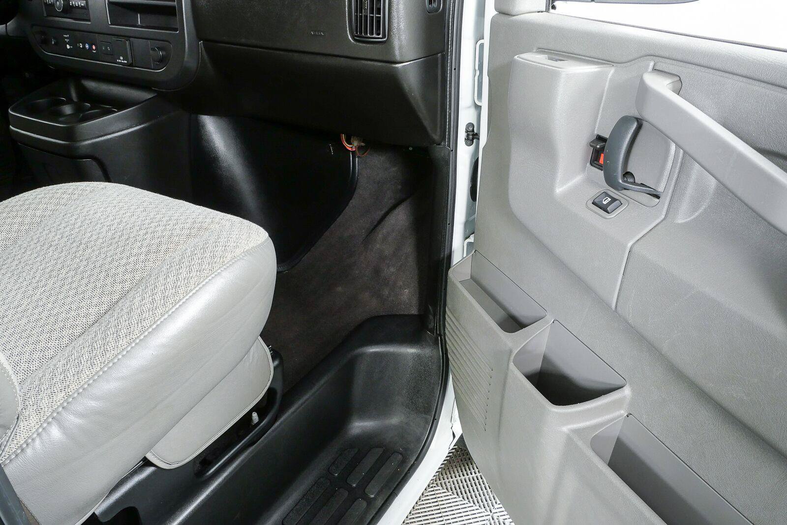 Used 2025 GMC Savana 3500 LT w/ LT Preferred Equipment Group RWD image 21