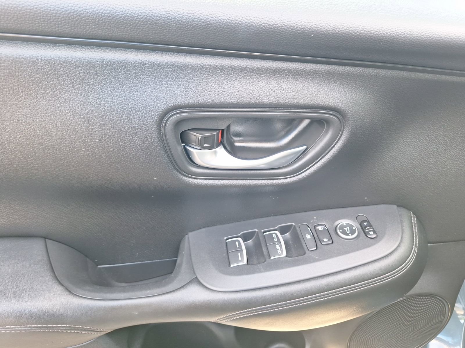 Used 2023 Honda HR-V EX-L image 16