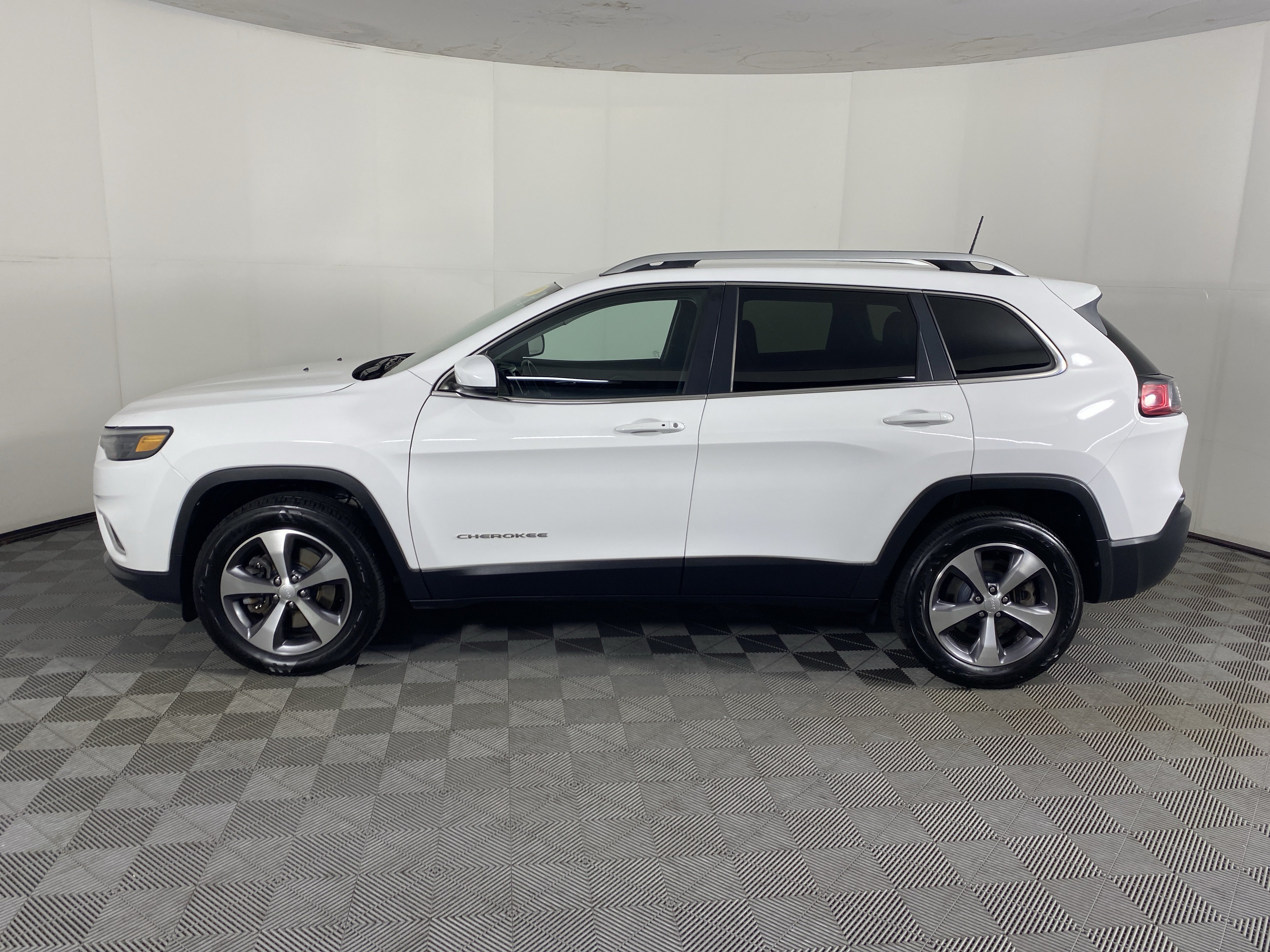 Used 2020 Jeep Cherokee Limited AWD/4WD image 9