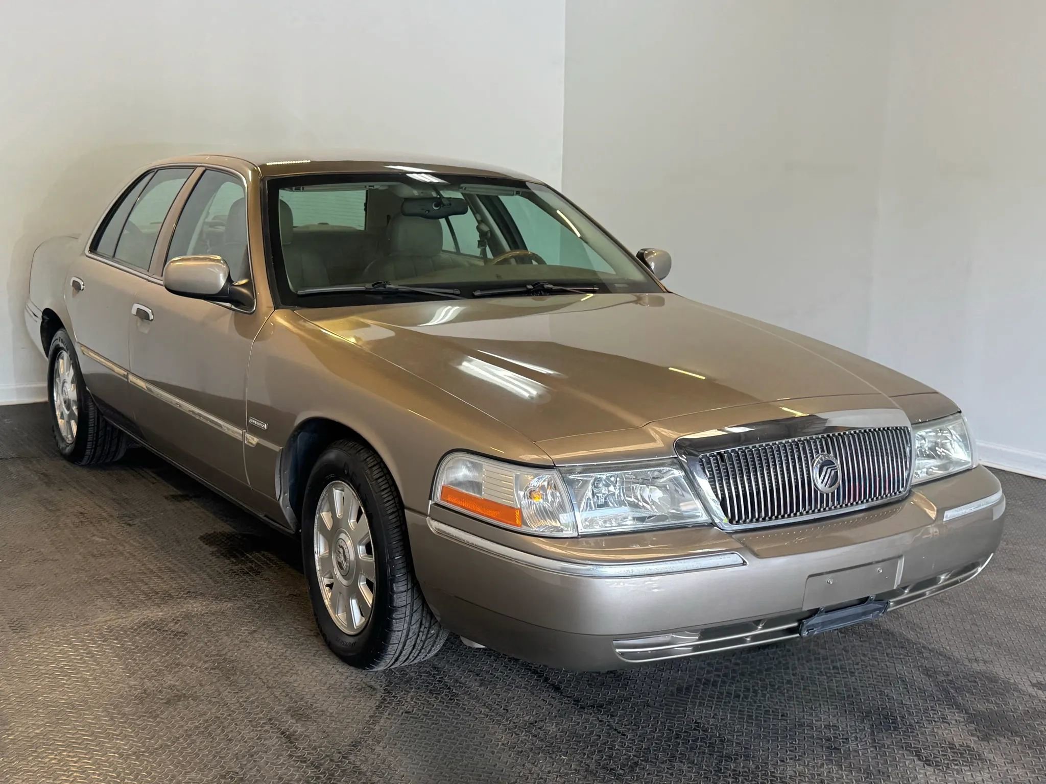 Used 2004 Mercury Grand Marquis LS RWD image 3