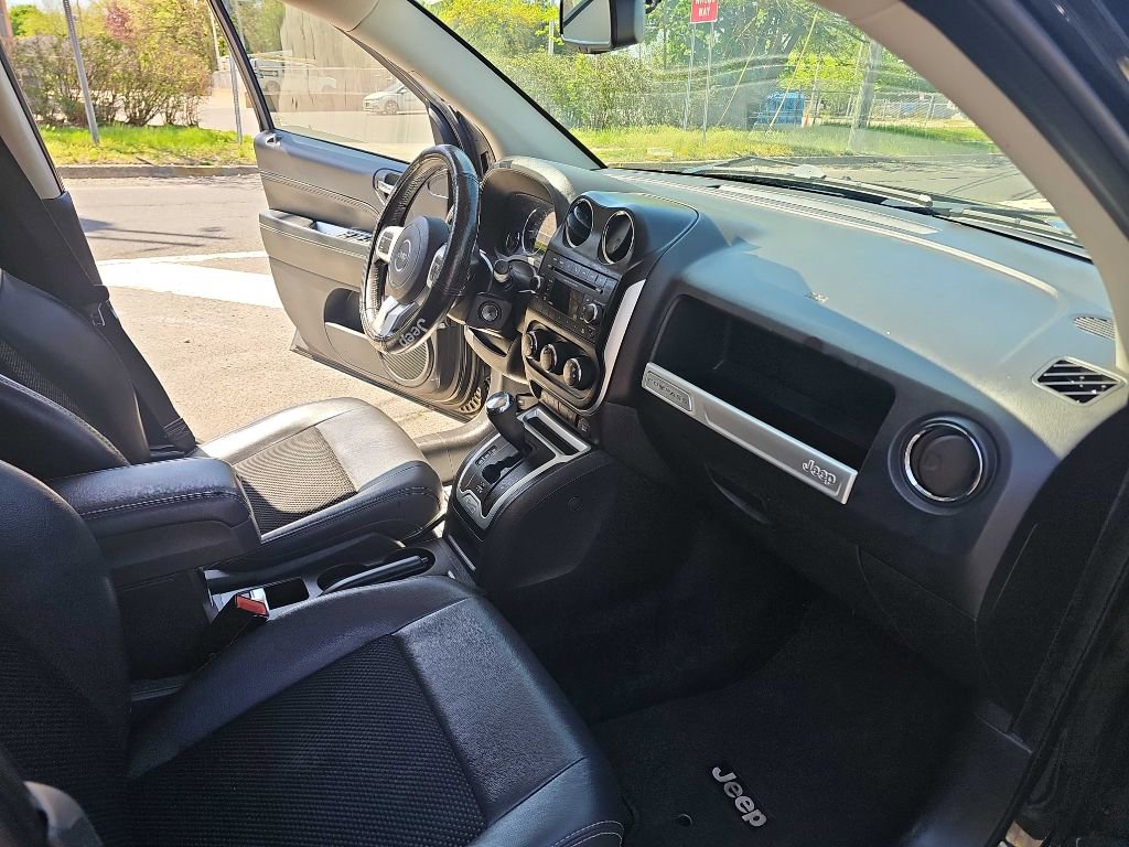 Used 2015 Jeep Compass Latitude image 15