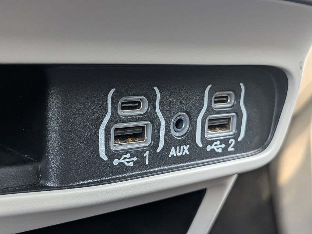 Used 2024 Chrysler Pacifica Touring-L FWD image 23