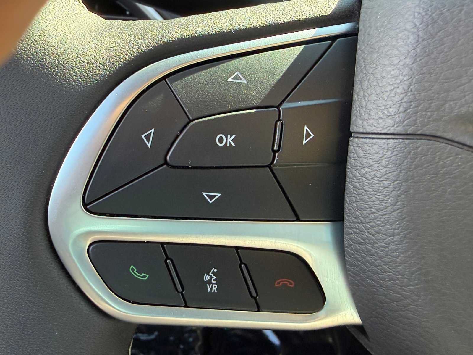 Used 2027 Chrysler Pacifica Select w/ Family Tech Group FWD image 16