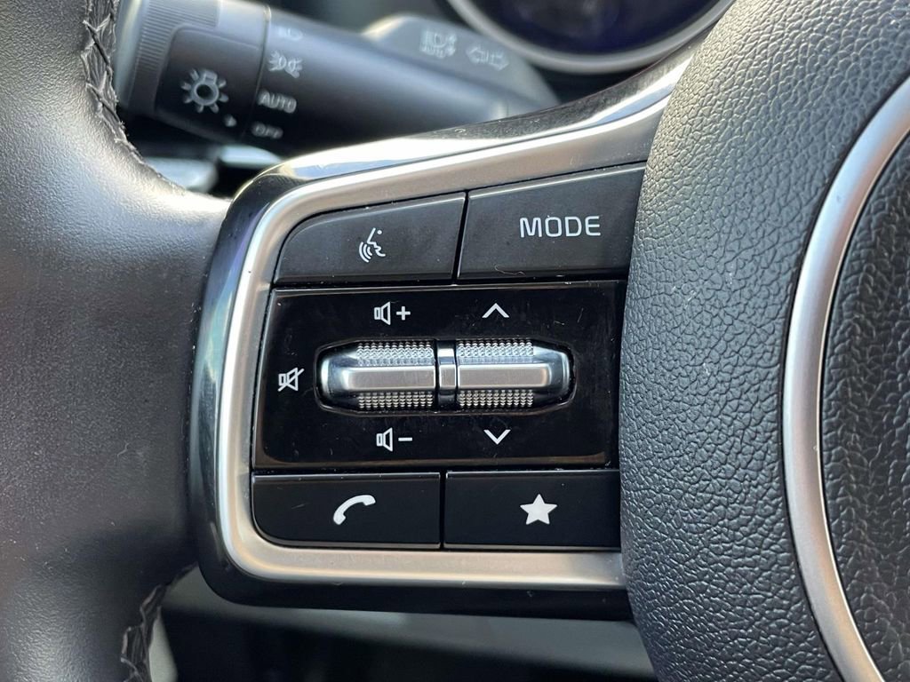 Used 2022 Kia Carnival LX image 20