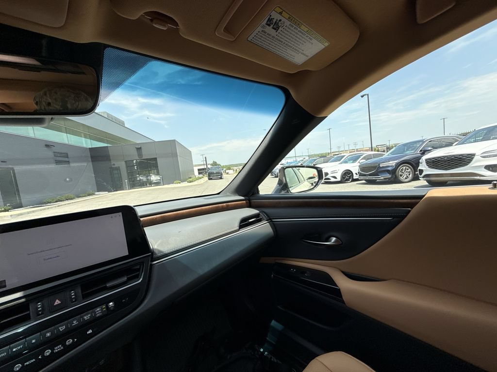Used 2025 Lexus ES 300h w/ Premium Package FWD image 11