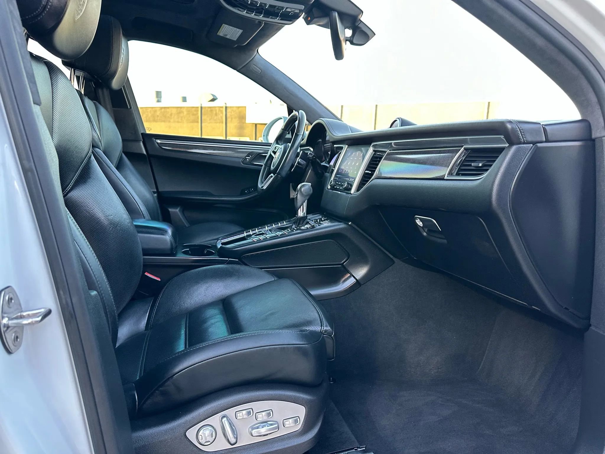 Used 2017 Porsche Macan Turbo image 26