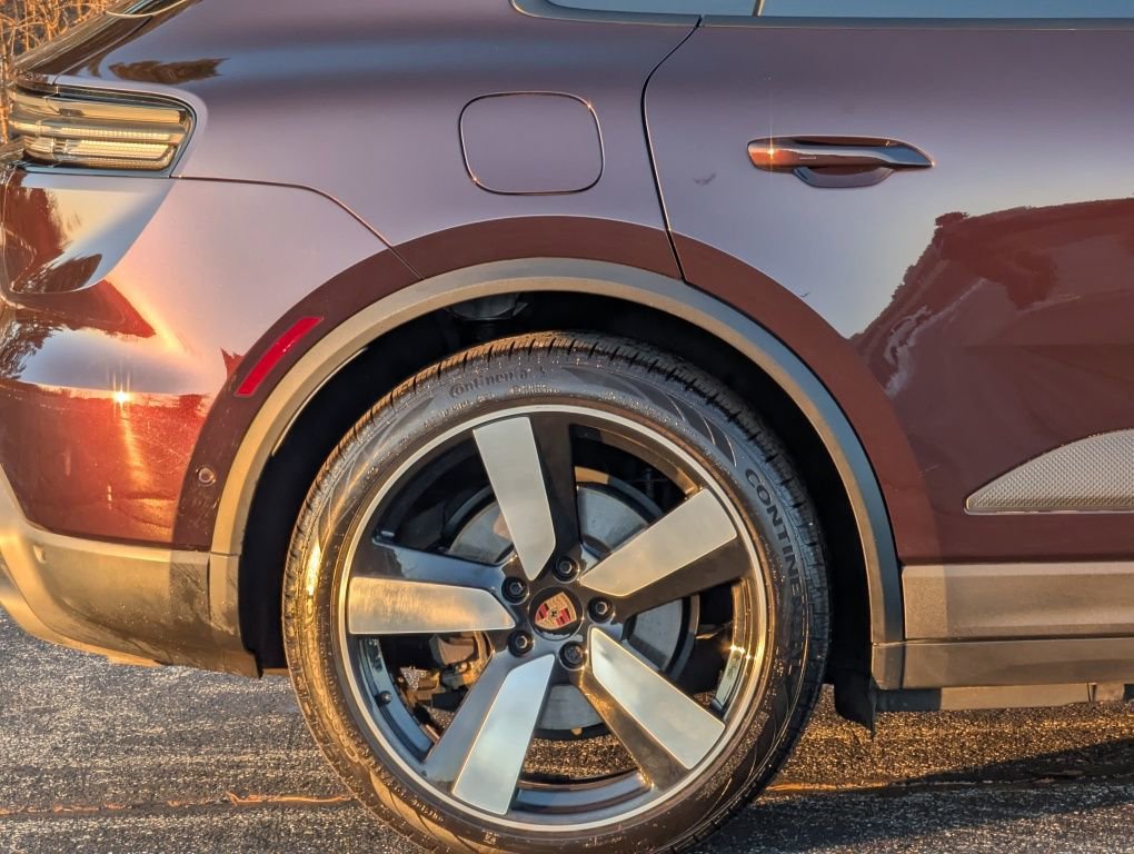 Certified 2025 Porsche Macan Electric image 13