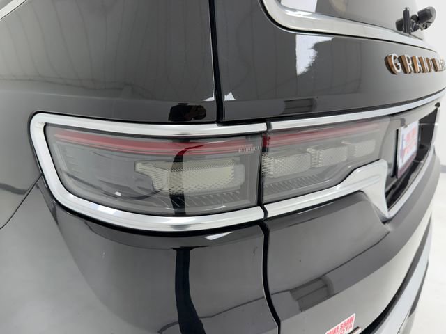 Used 2022 Jeep Grand Wagoneer Series III w/ Rear Seat Video Group 1 AWD/4WD image 36