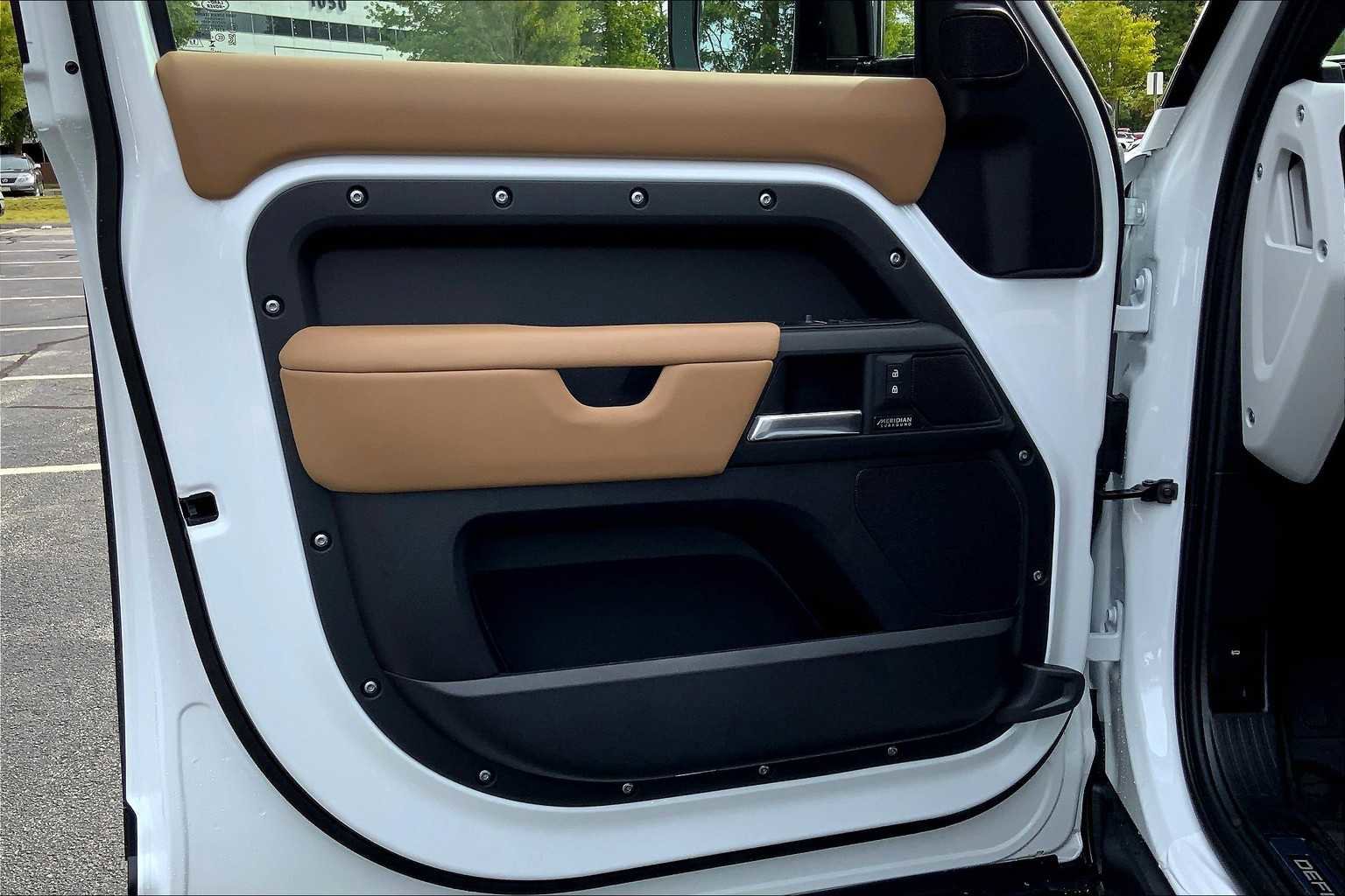 New 2025 Land Rover Defender 110 X-Dynamic SE image 11