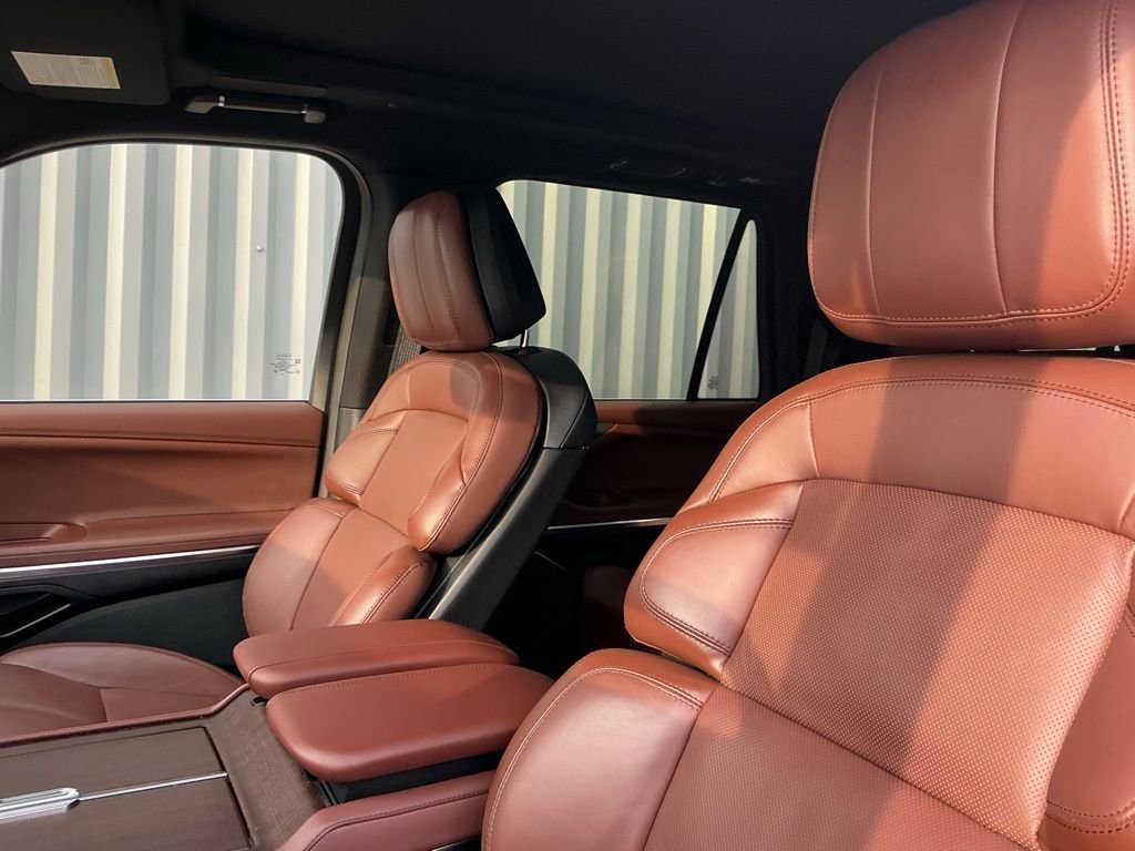 Used 2025 Lincoln Navigator L Reserve image 11