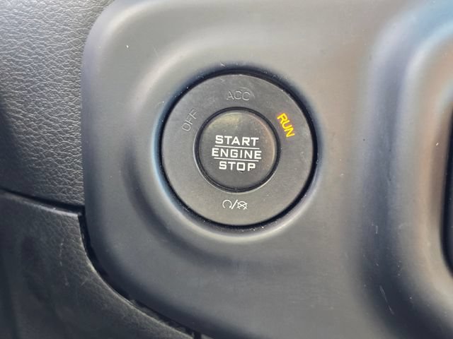 Used 2019 Jeep Wrangler Unlimited Sahara w/ Dual Top Group AWD/4WD image 18