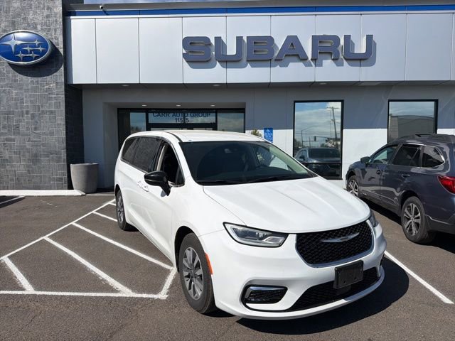 Used 2024 Chrysler Pacifica Select image 1