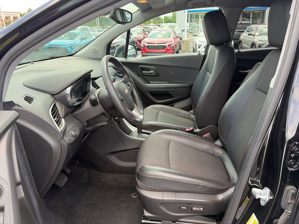 Used 2022 Chevrolet Trax LT w/ Midnight Edition AWD/4WD image 14
