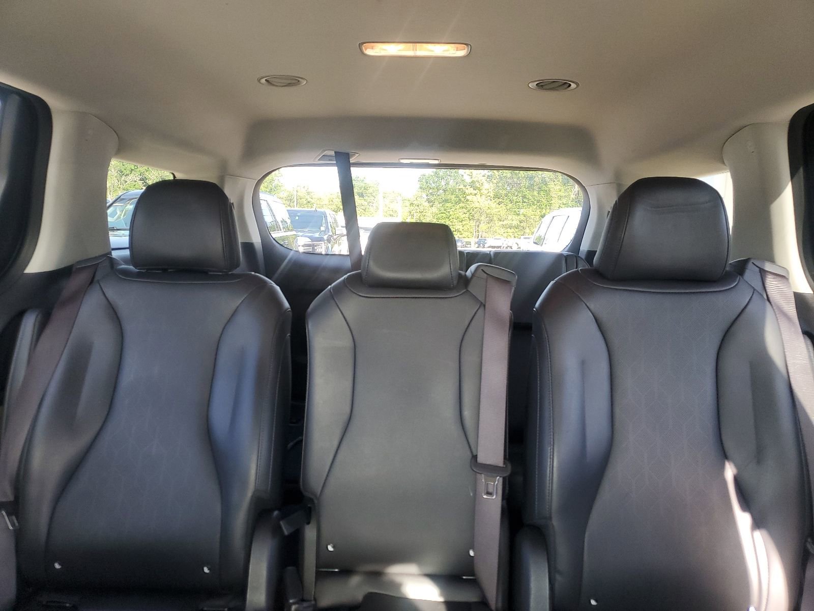 Used 2025 Kia Carnival FWD image 13