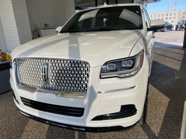 Used 2024 Lincoln Navigator Reserve AWD/4WD image 5