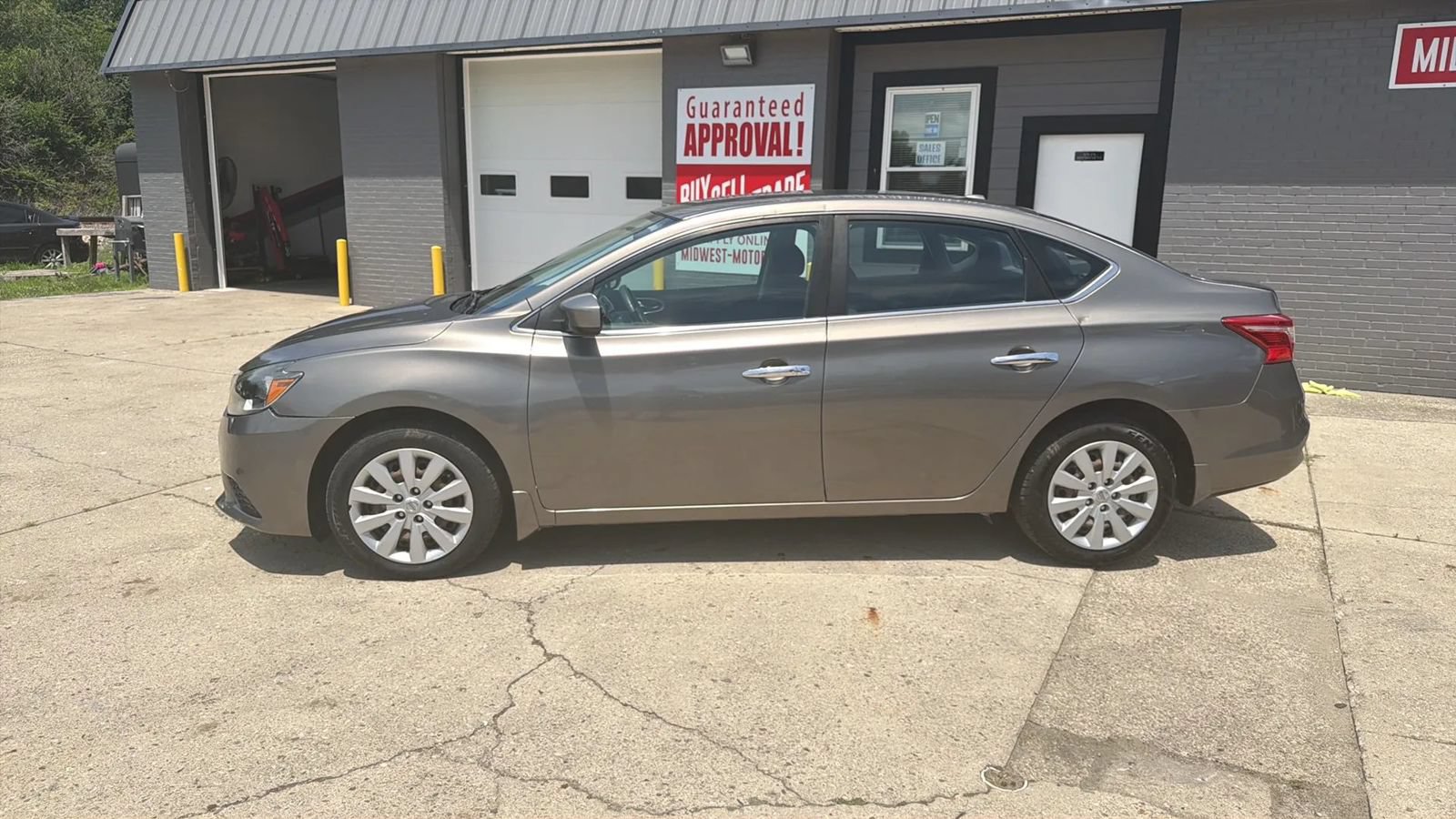 Used 2017 Nissan Sentra SV FWD image 2